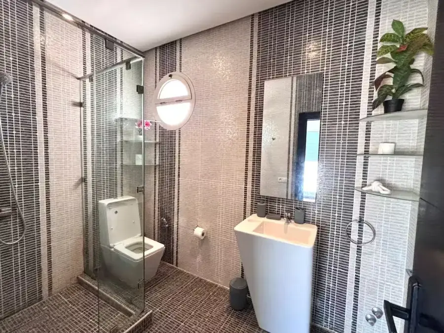 Salle de bain contemporaine avec douche à l’italienne