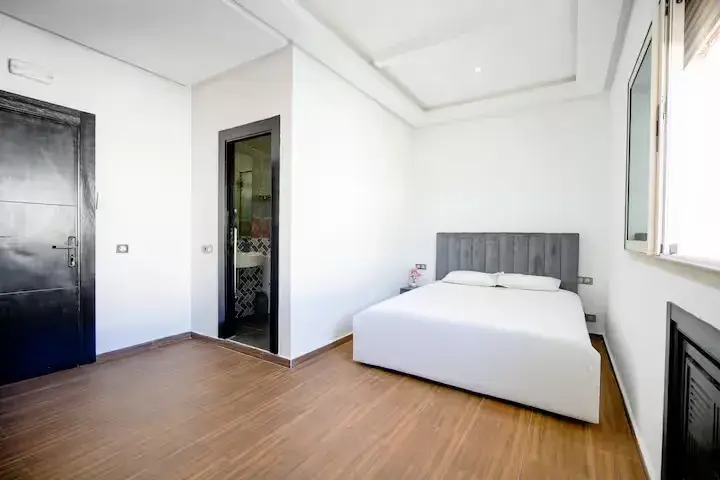 Chambre moderne et lumineuse dans une villa avec piscine