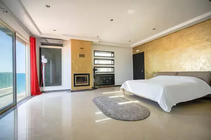 Chambre lumineuse d’une villa de luxe avec vue sur l’océan