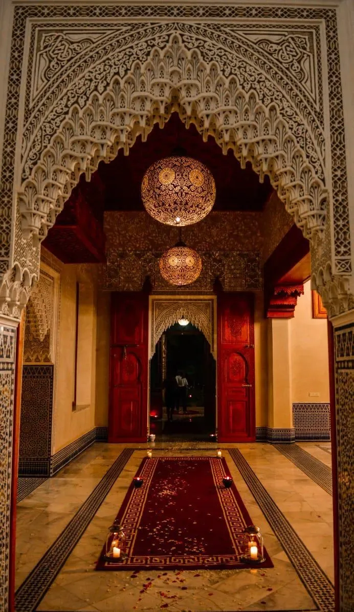 Entrée principale du palais illuminée avec tapis de pétales, Quattrocento Palace, riad de luxe à Marrakech