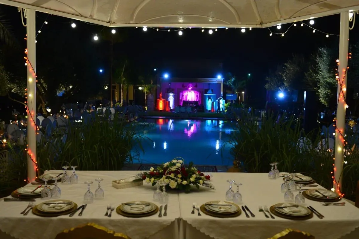 Dîner de gala au bord de la piscine avec scène animée, Quattrocento Palace, villa de luxe à Marrakech