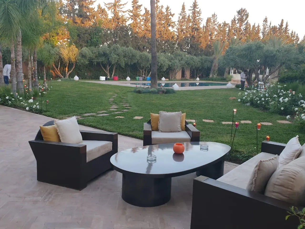 Salon extérieur avec vue sur le jardin, Quattrocento Palace, villa avec piscine à Marrakech