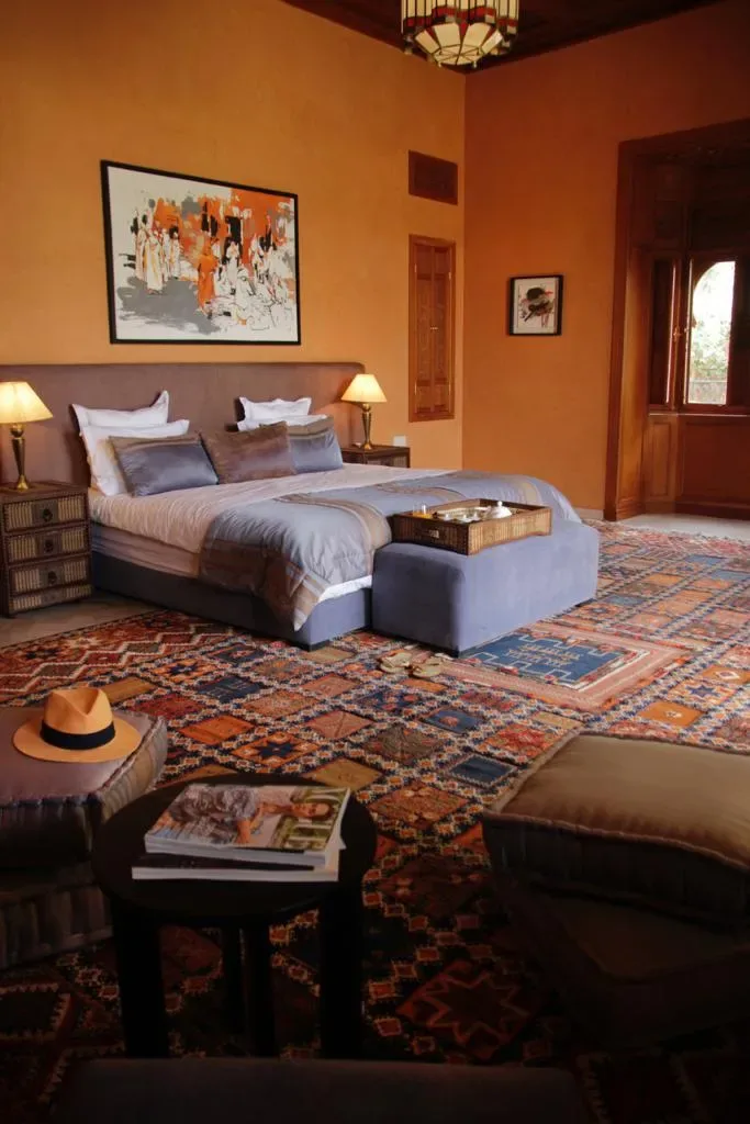 Chambre spacieuse aux tons ocre avec tapis berbère, Quattrocento Palace, villa de luxe à Marrakech