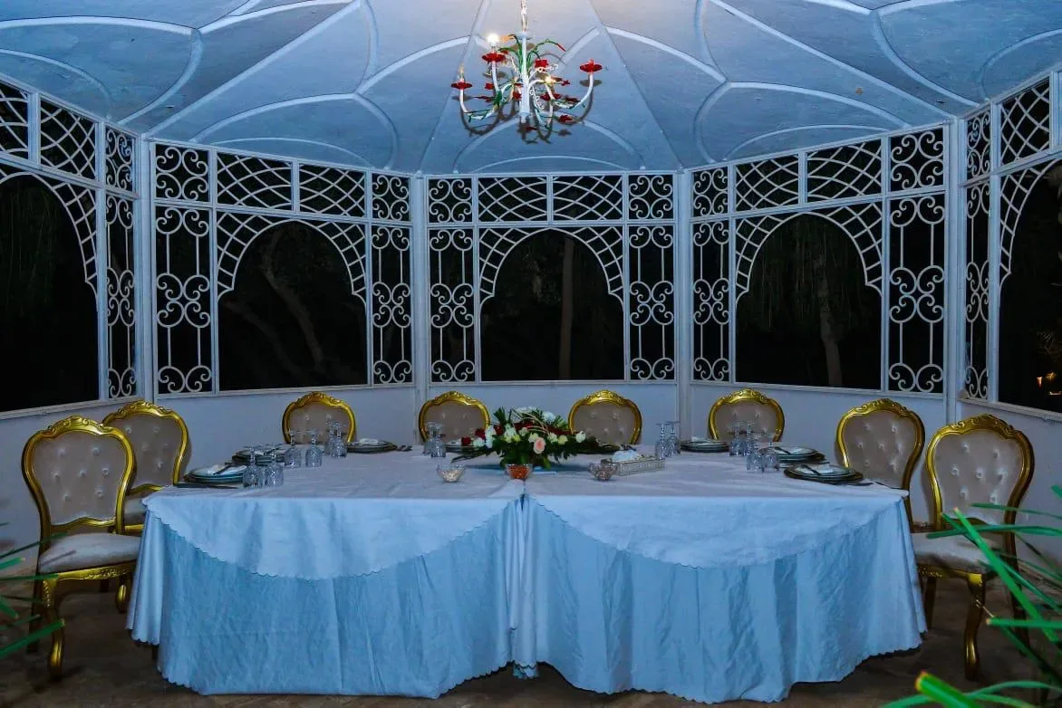 Kiosque blanc dressé pour un dîner privé, Quattrocento Palace, villa de luxe à Marrakech