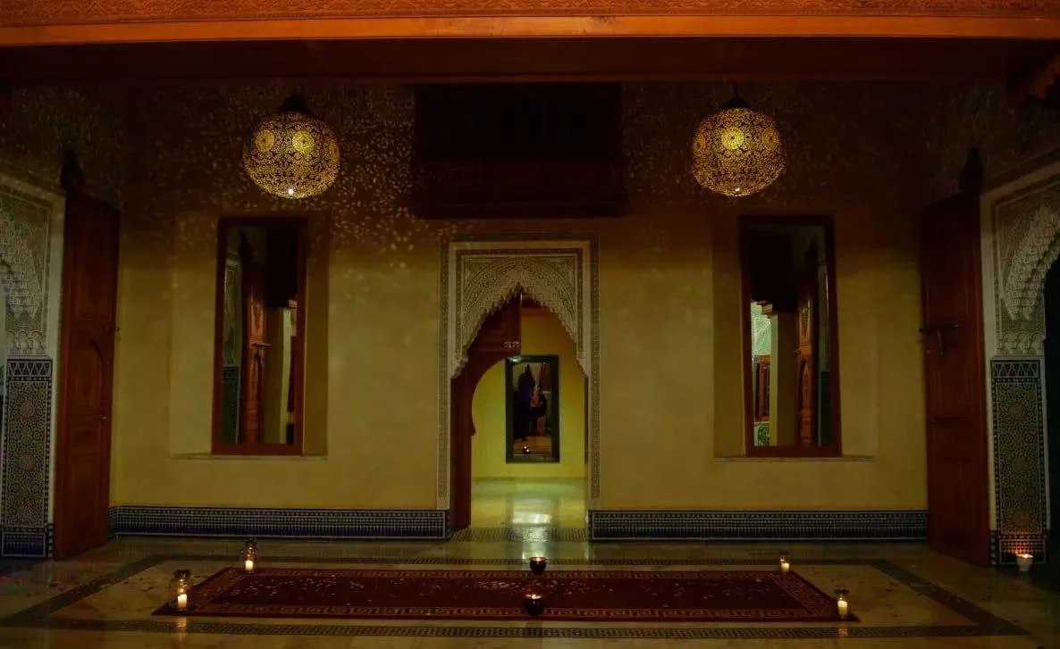 Entrée marocaine illuminée par des lanternes en soirée, Quattrocento Palace Marrakech
