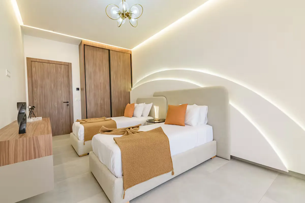 Villa Milabel - Spacious Twin Bedroom with Built-in Closet