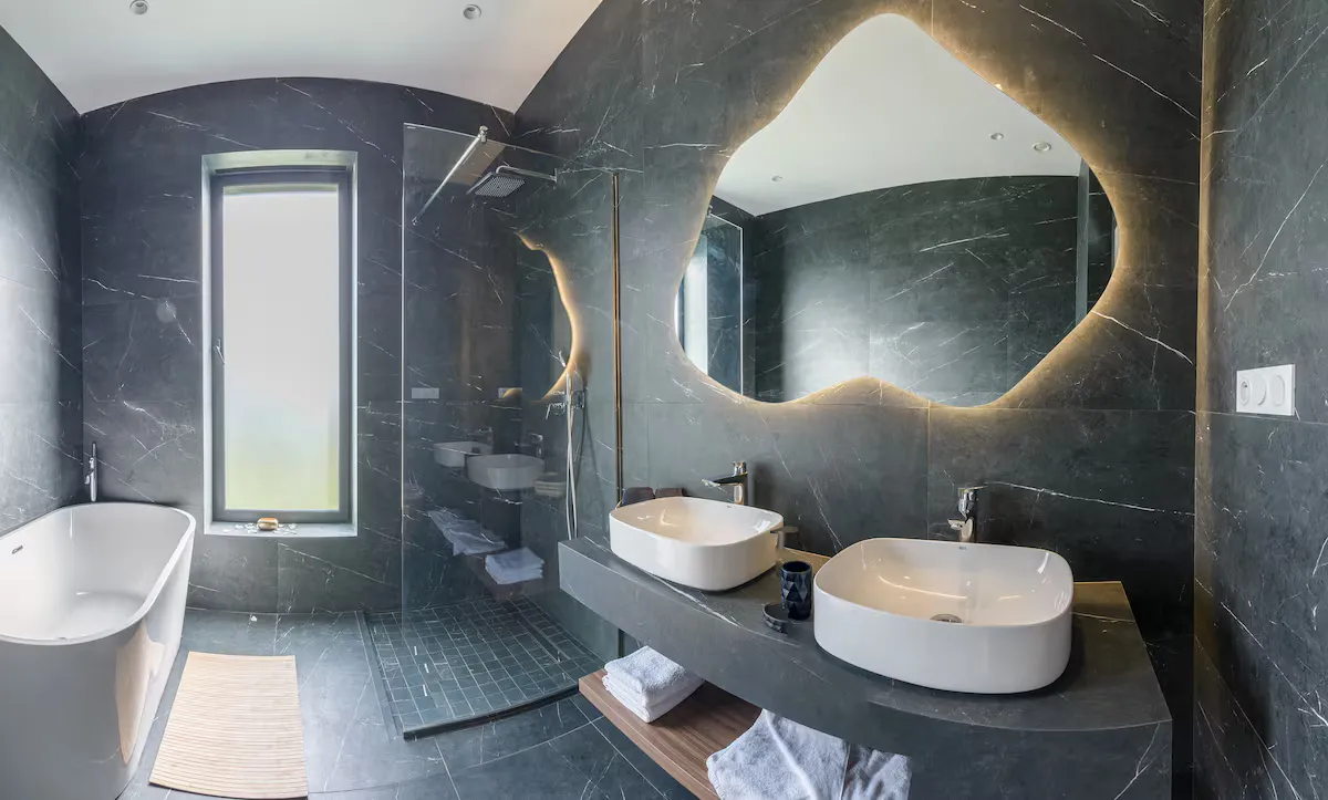 Villa Milabel - Luxury Dark Marble Bathroom with Bathtub