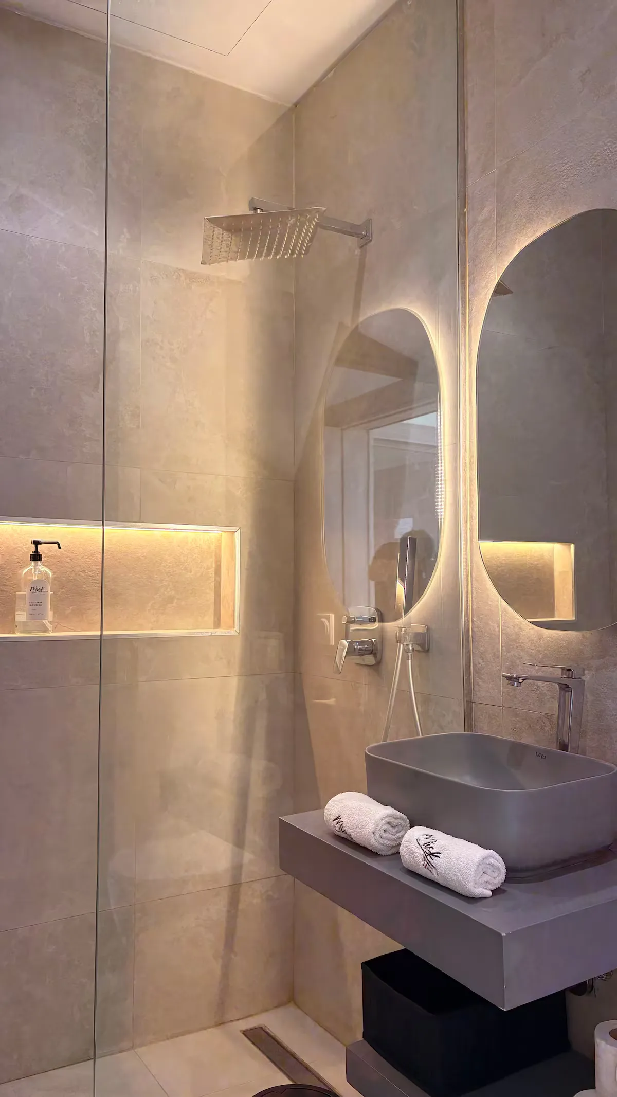 Villa Patchouli - Vasque Design et Miroir Rétroéclairé