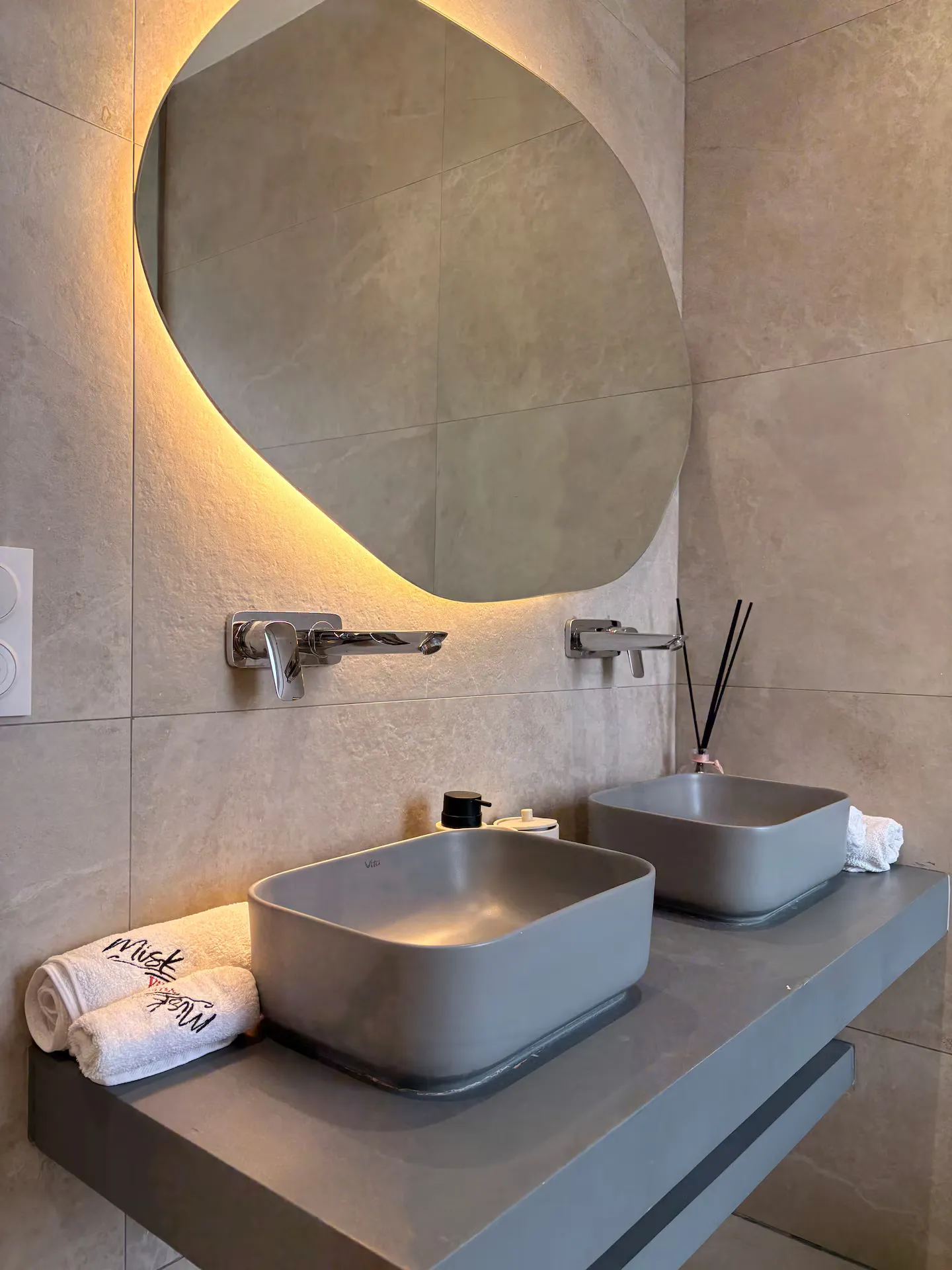 Villa Santal - Double Vasque et Miroir Organique Lumineux