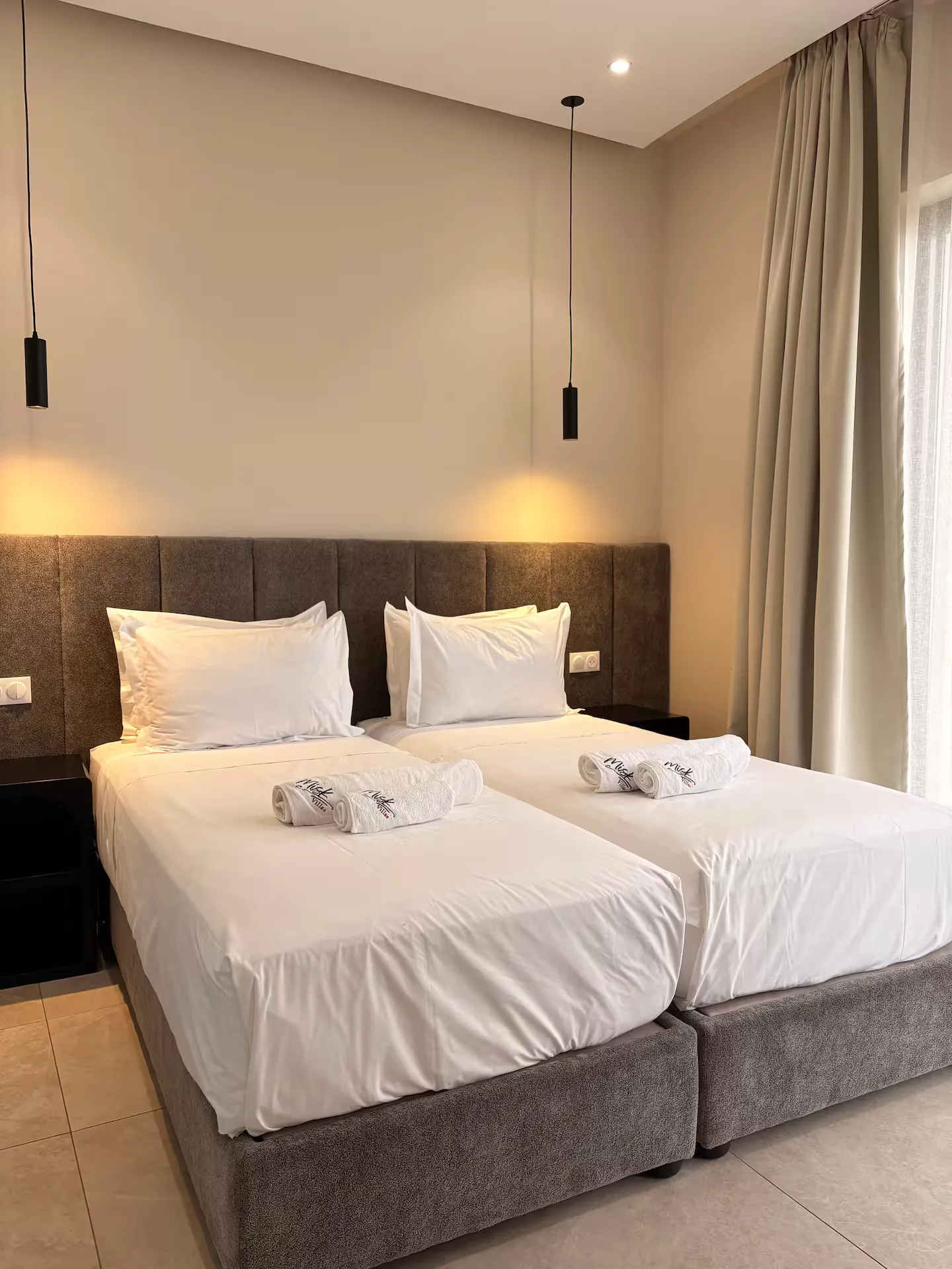 Villa Santal - Suite Élégante avec Tête de Lit en Tissu