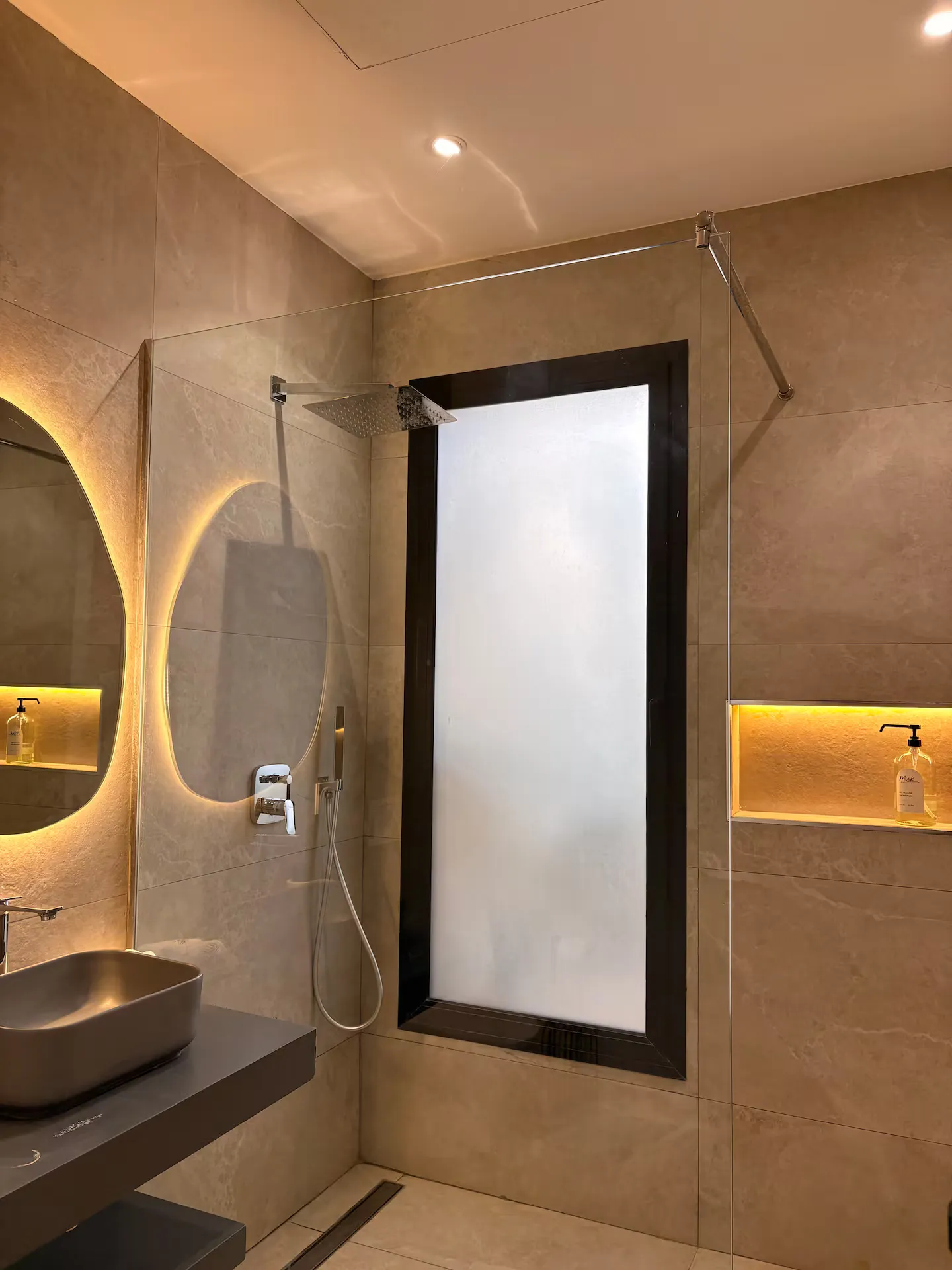 Villa Santal - Salle de Bain Moderne avec Douche à l'Italienne