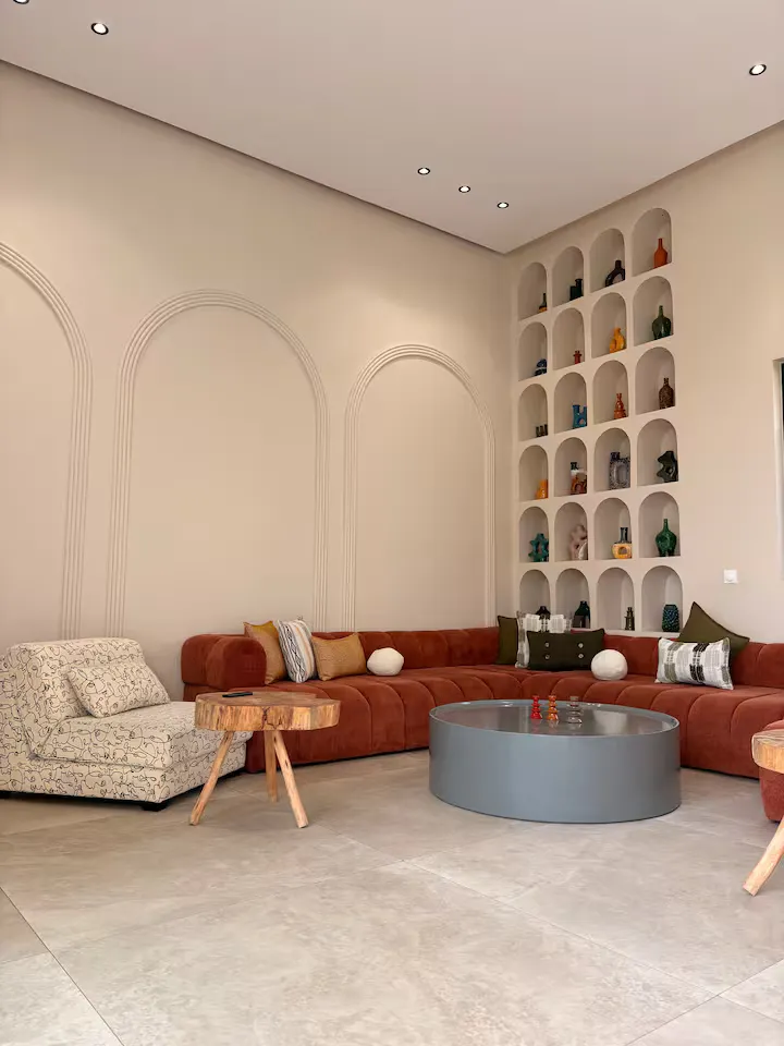 Villa Santal - Salon Contemporain aux Tons Terre Cuite