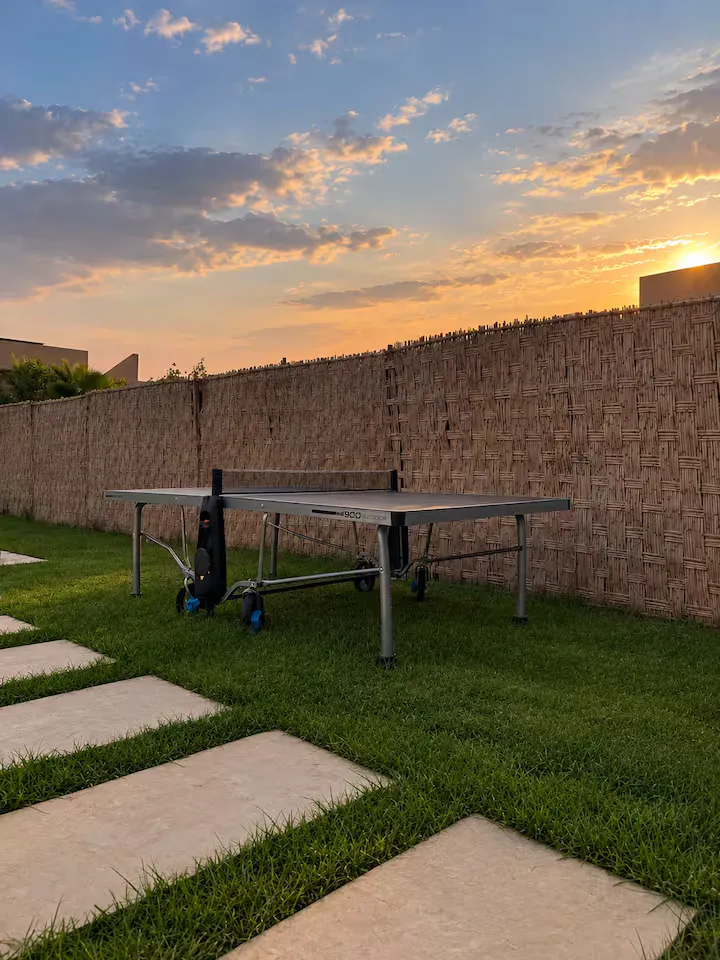 Villa Santal - Table de Ping-Pong et Jardin au Coucher du Soleil
