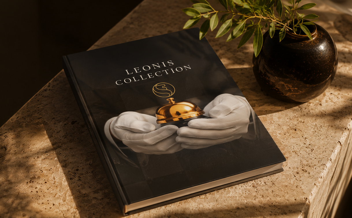 Homme qui porte le catalogue de leonis collection