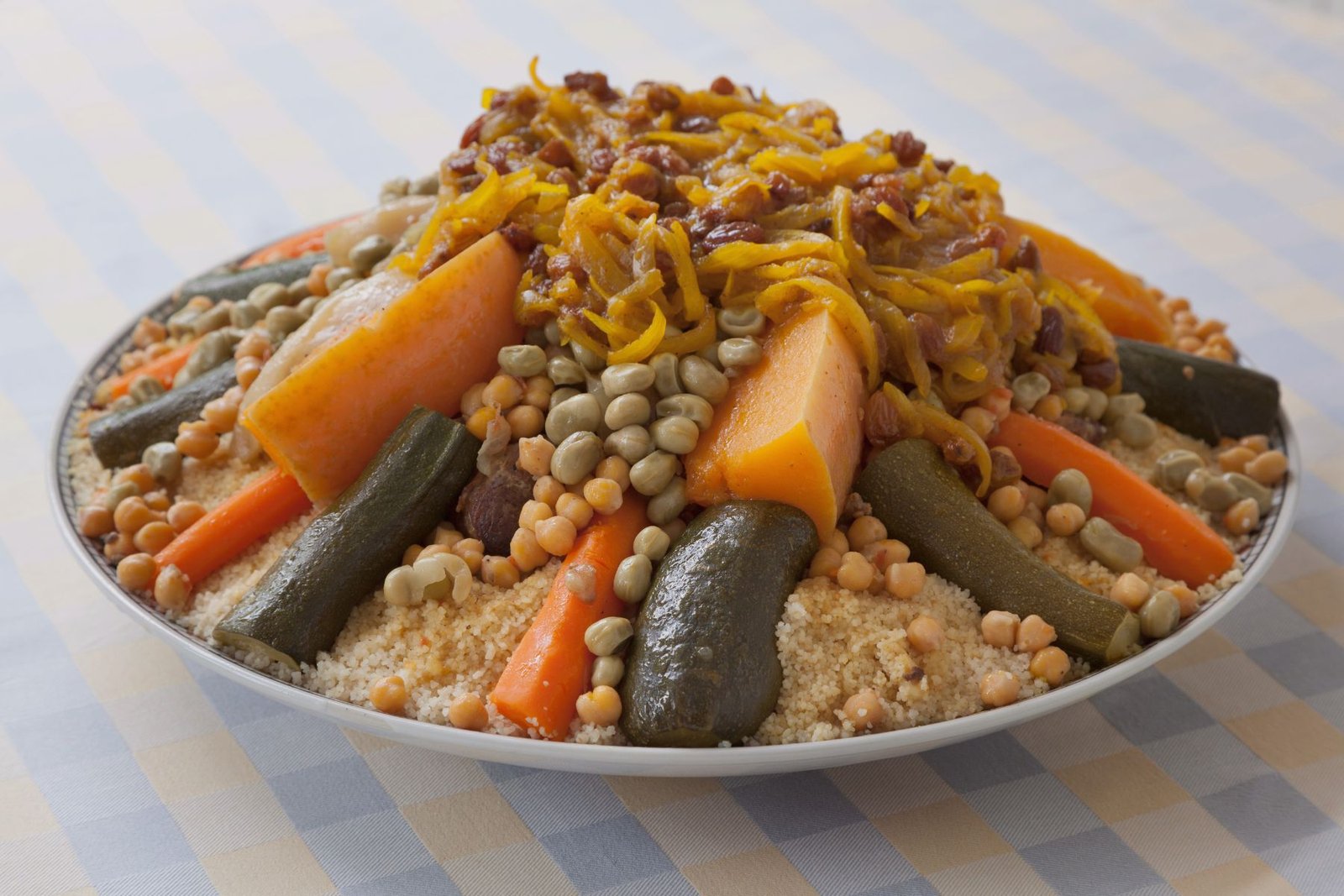 Plat généreux de couscous marocain traditionnel aux sept légumes et pois chiches
