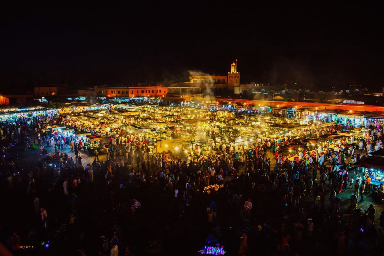 La place Jemaa el-Fna s’anime à la tombée de la nuit