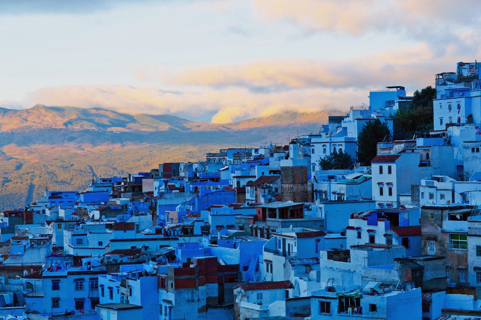 Bâtiments peints en bleu à Chefchaouen, la célèbre ville bleue dans les montagnes du Rif au Maroc