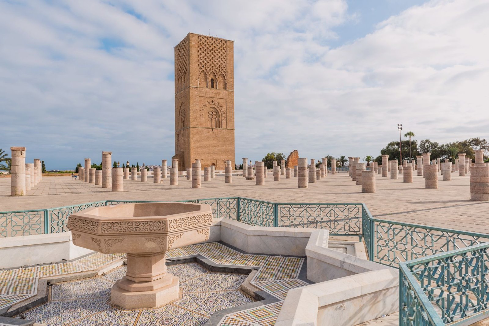 La Tour Hassan et ses colonnes historiques en pierre à Rabat, l'une des principales villes à visiter au Maroc