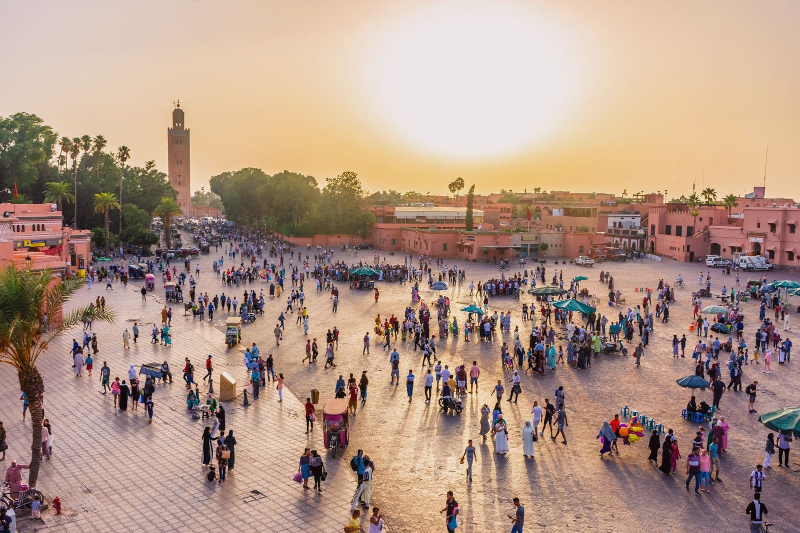 La place Jemaa el-Fnaa et la mosquée Koutoubia à Marrakech, l'une des meilleures villes à visiter au Maroc