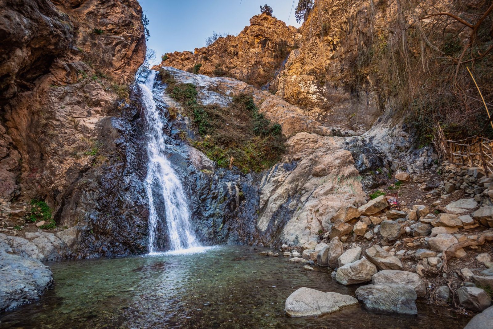 Cascades de Setti Fatma coulant sur les rochers lors d'une excursion dans la vallée de l'Ourika au départ de Marrakech