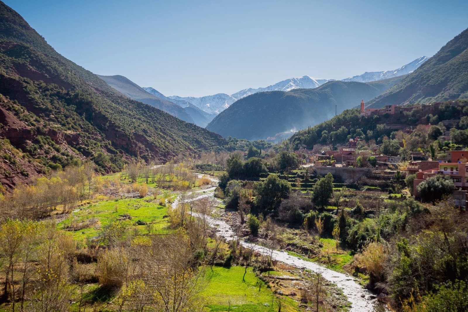 Vue panoramique des champs verdoyants et de la rivière traversant la vallée de l'Ourika lors d'une excursion d'une journée depuis Marrakech