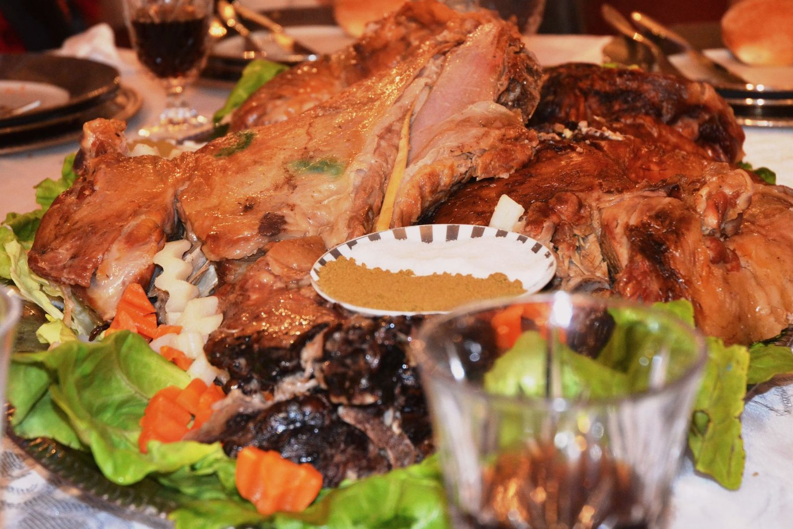 Méchoui traditionnel d'agneau rôti lentement servi avec du cumin pour les grandes occasions