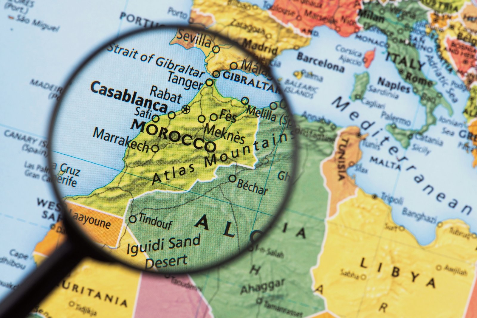 Loupe sur la carte du Maroc montrant les villes de Marrakech, Casablanca et Tanger