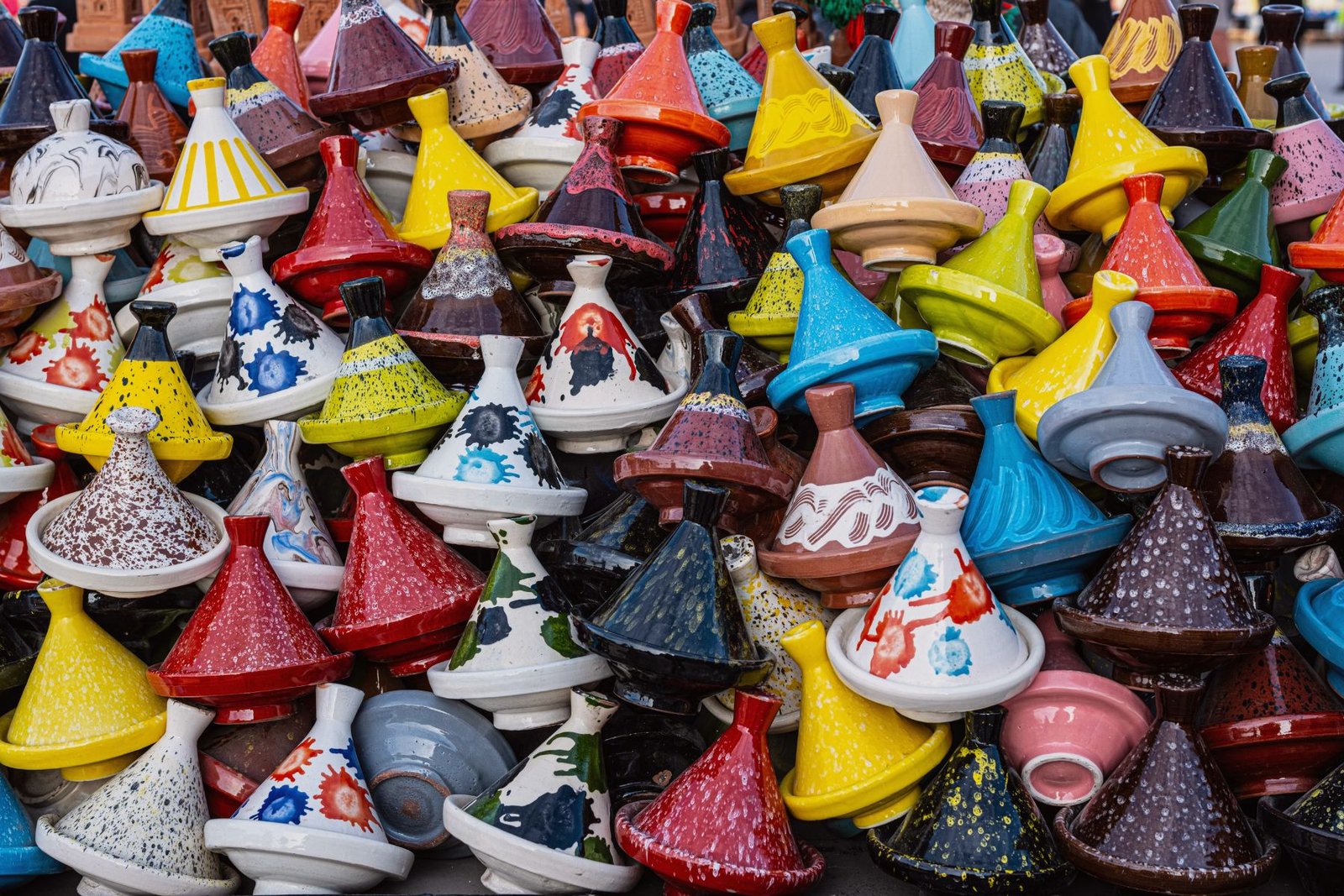Ensemble des tajins marocain traditionnels coloré dans le hivernage Marrakech