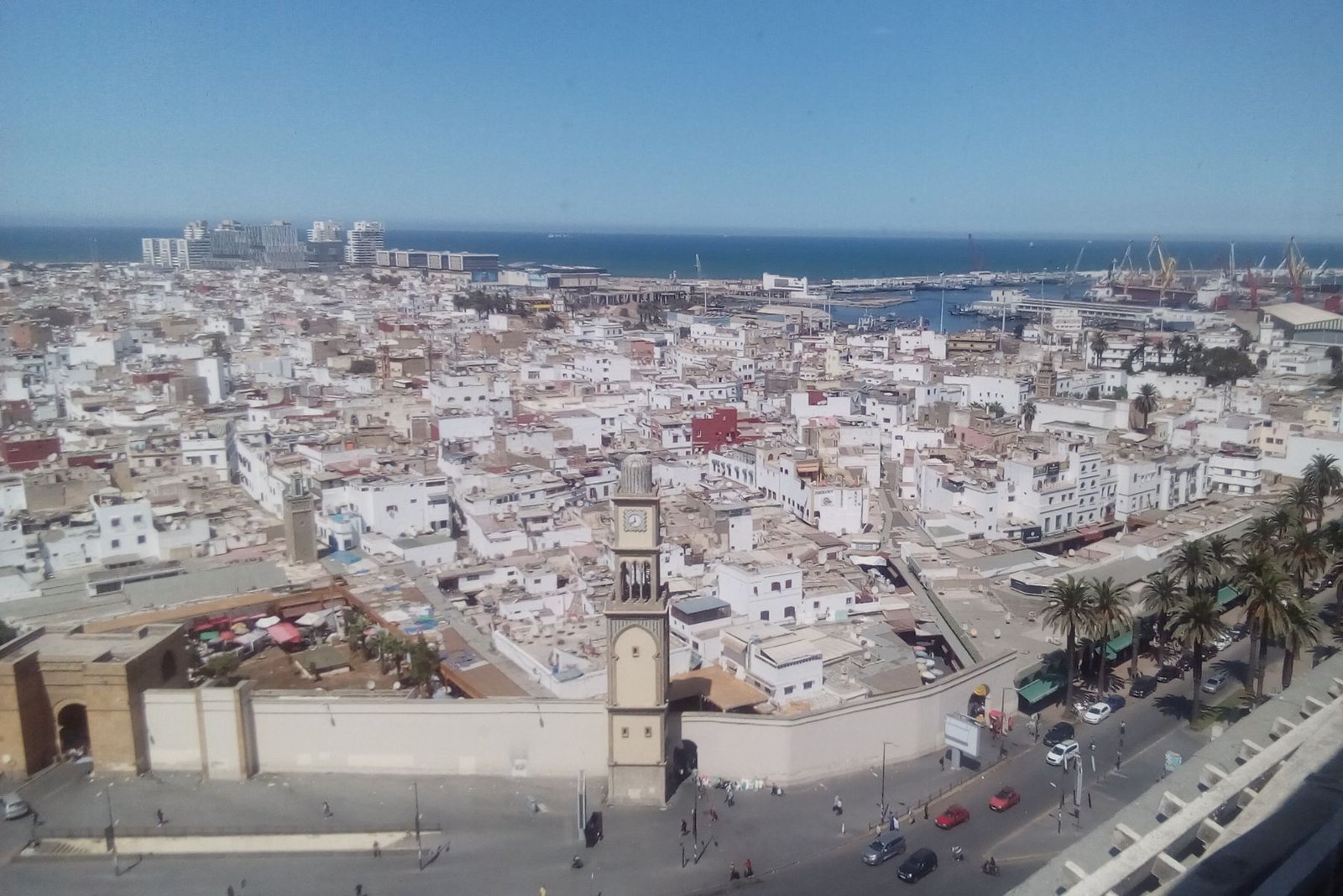 Vue panoramique en hauteur des toits de la ancienne médina et de la tour de l'horloge à Casablanca