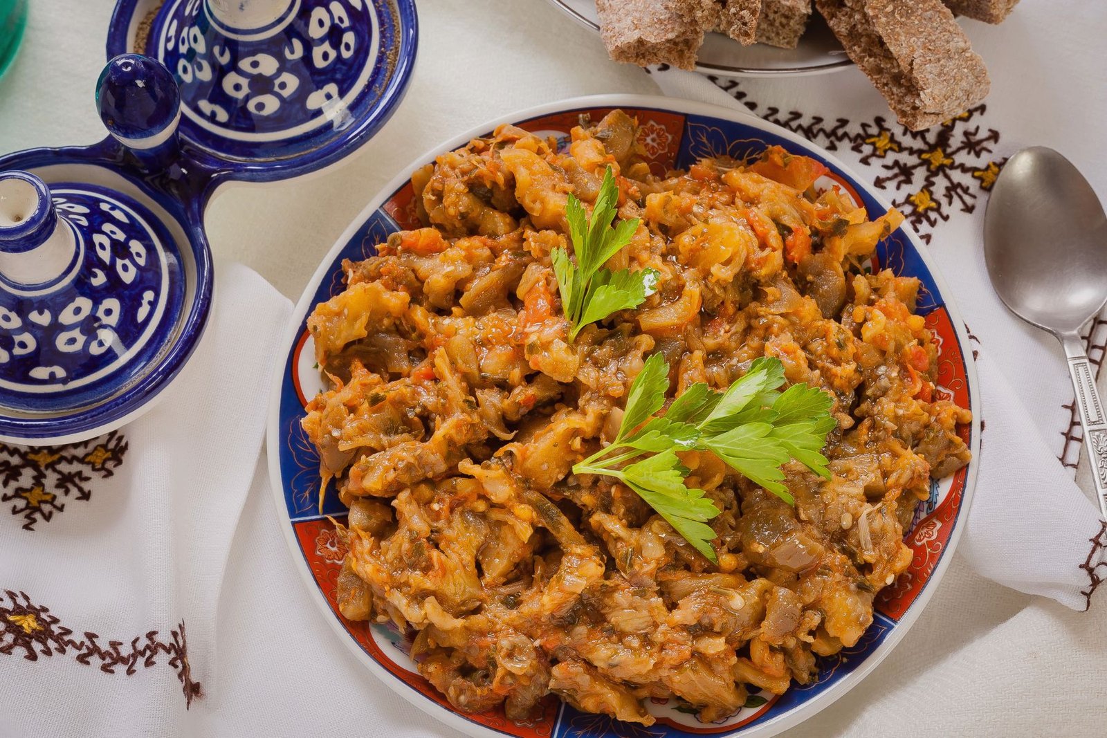 Salade de zaalouk marocain aux aubergines et tomates cuites garnie de persil frais