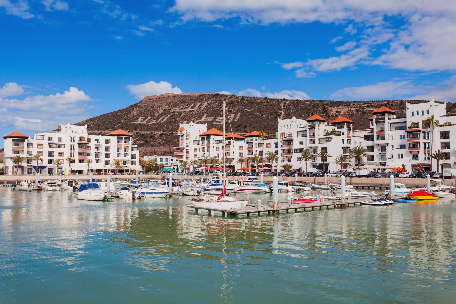 Bateaux et yachts de luxe amarrés à la marina d'Agadir, près des stations balnéaires de la côte marocaine