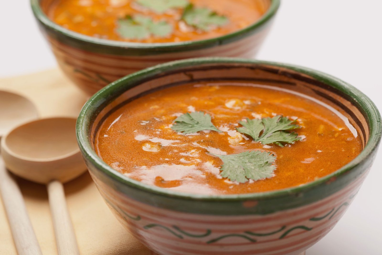 Bols de soupe harira marocaine traditionnelle garnie de feuilles de coriandre fraîche
