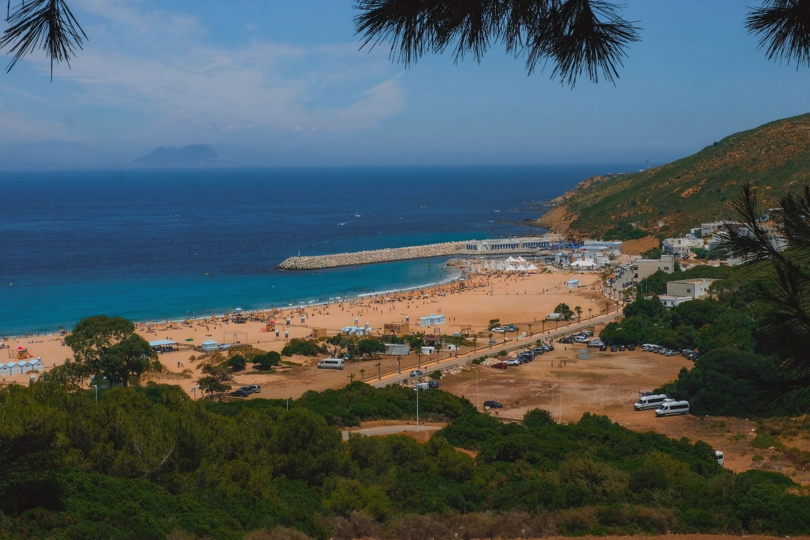 Vue panoramique sur la côte atlantique marocaine et sa plage bordée par la nature