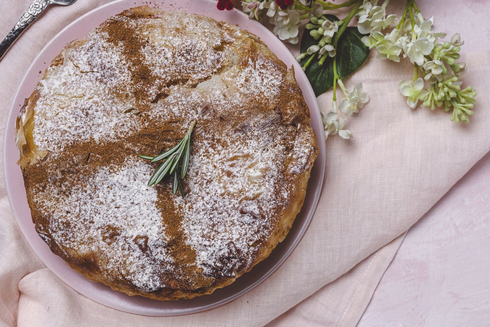 Pastilla marocaine traditionnelle dorée soupoudrée de sucre glace et de cannelle