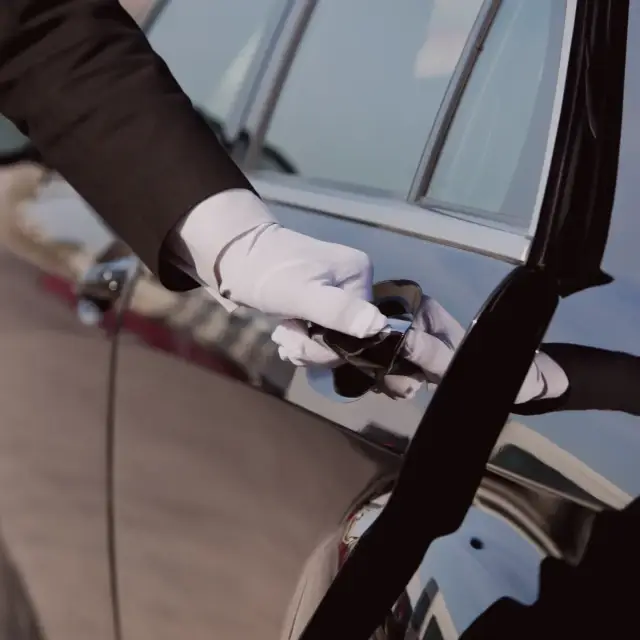 Chauffeur privé pour des transferts dans le cadre d'un séjour de luxe