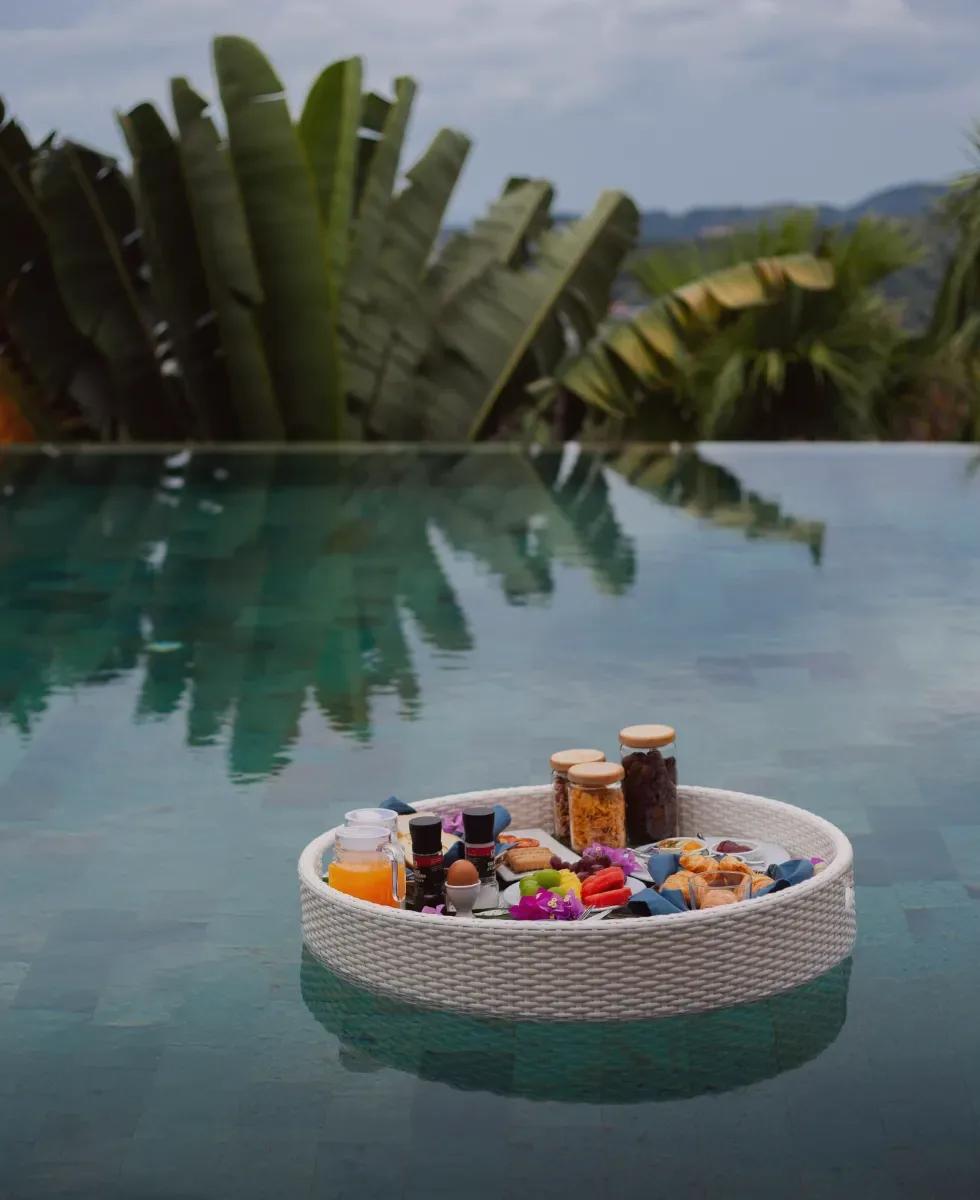petit déjeuner dans une villa avec piscine